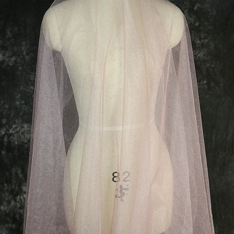 شمبانيا مرشوشة بمسحوق فضي ناعم لامع، خلفية تصوير فوتوغرافي يدوية الصنع، خيوط خياطة، غطاء رأس فستان سهرة، خيوط شبكية ناعمة