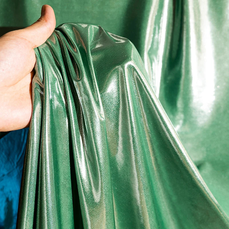 قماش معدني سائل مع نسيج لامع لامع مرن محبوك فضي عاكس تنورة حمالة فستان مصمم من القماش