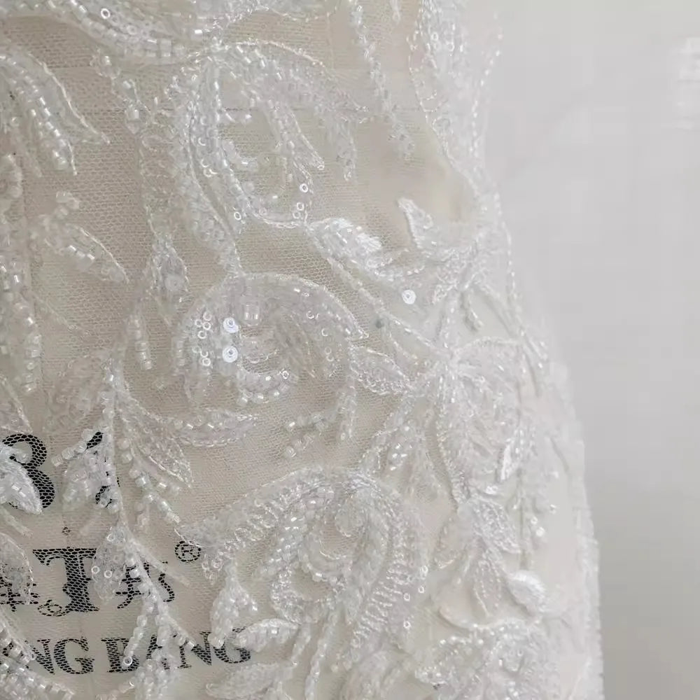 قطعة تطريز على شكل زهرة كبيرة من الدانتيل وخرز الأظافر باللونين الأبيض والأسود لتزيين صدر فستان الزفاف