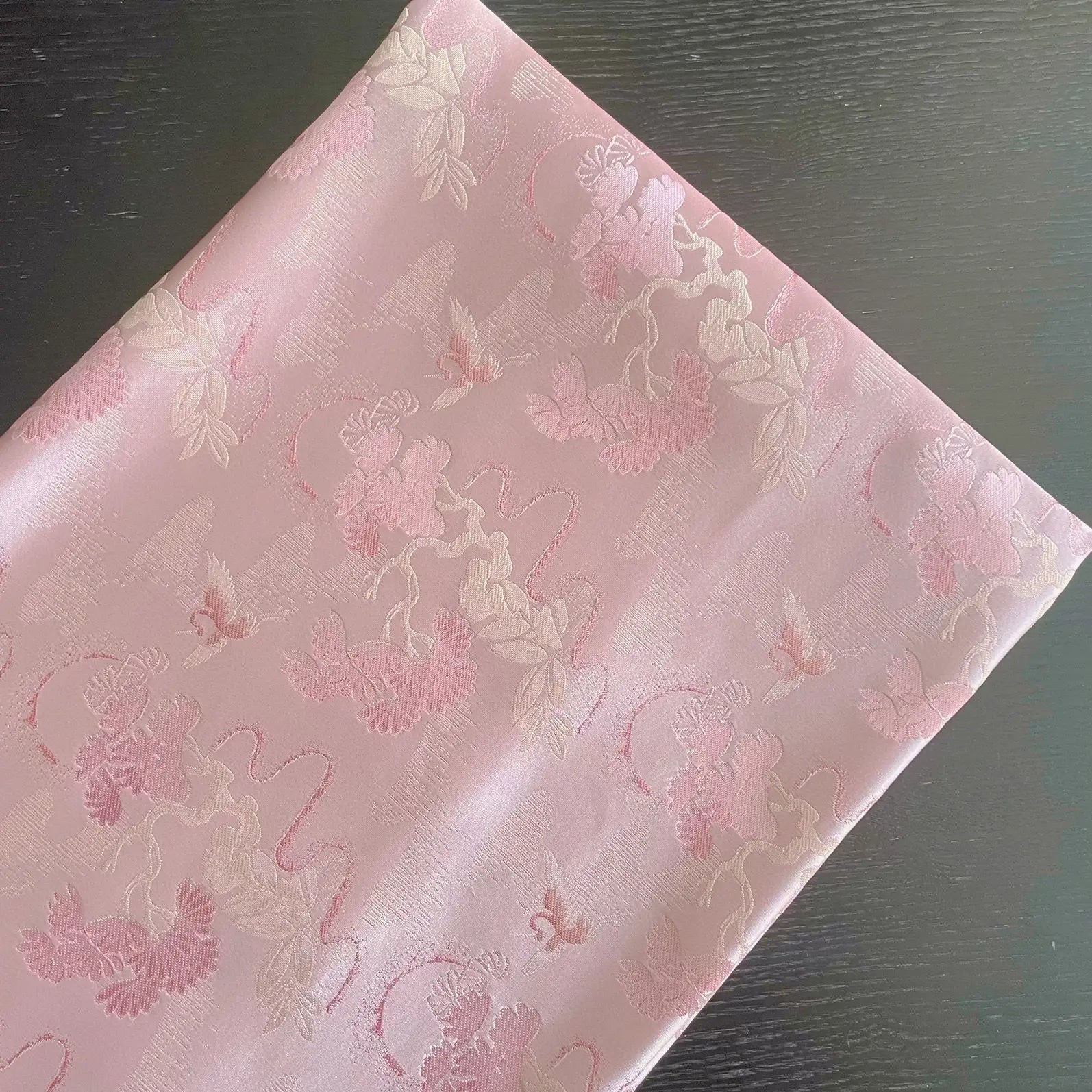 Tela de satén de estilo chino nueva, suave y agradable para la piel, adecuada para vestidos de novia, vestidos formales y ropa de bricolaje hecha a mano.