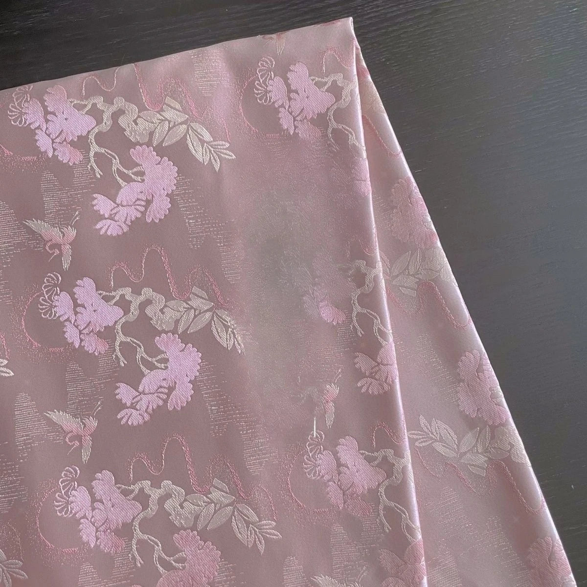 Tela de satén de estilo chino nueva, suave y agradable para la piel, adecuada para vestidos de novia, vestidos formales y ropa de bricolaje hecha a mano.