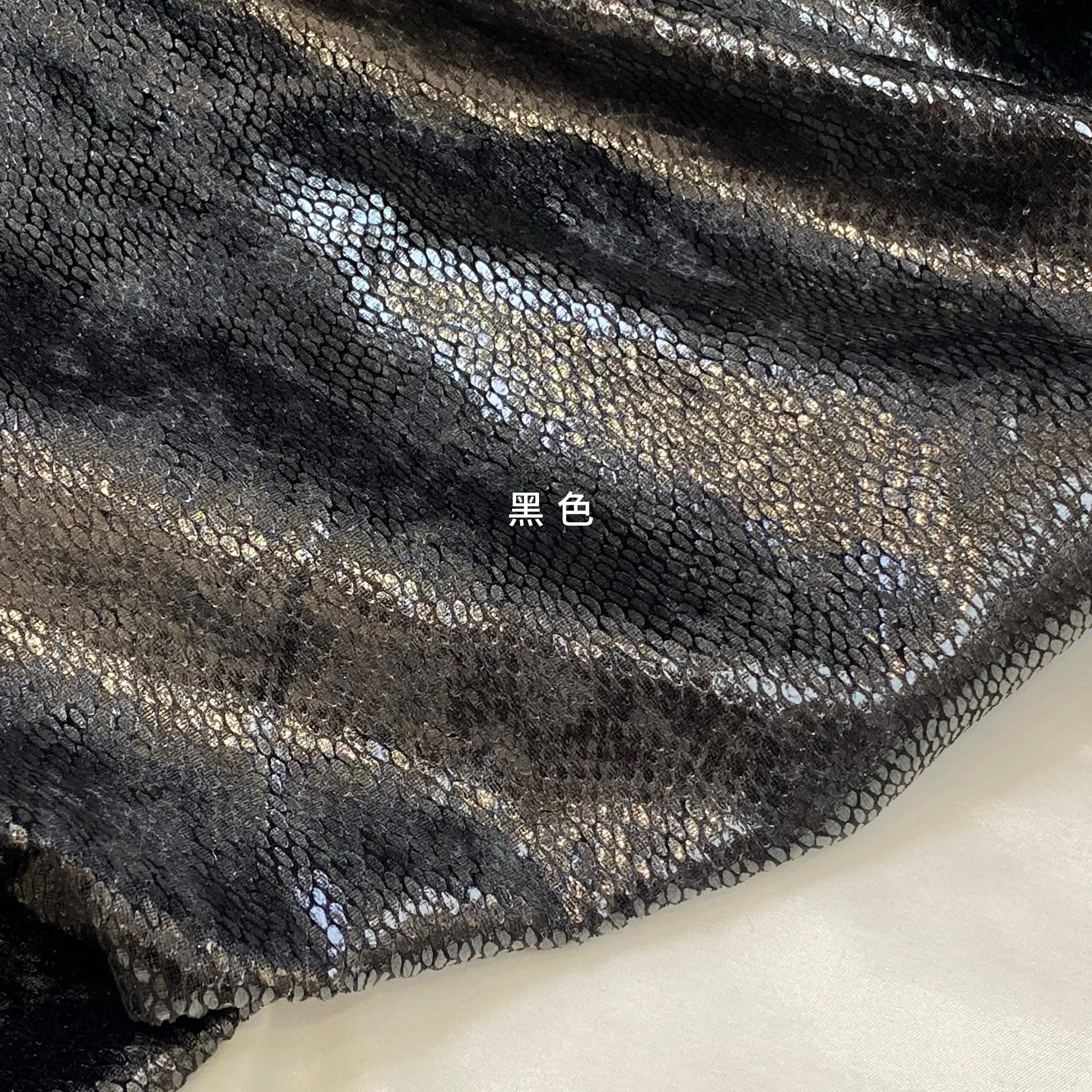 قماش مخملي لامع بنقشة جلد الثعبان - مادة مطاطية للفساتين بطول 140 سم