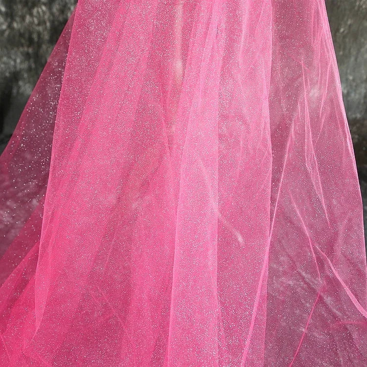 شمبانيا مرشوشة بمسحوق فضي ناعم لامع، خلفية تصوير فوتوغرافي يدوية الصنع، خيوط خياطة، غطاء رأس فستان سهرة، خيوط شبكية ناعمة