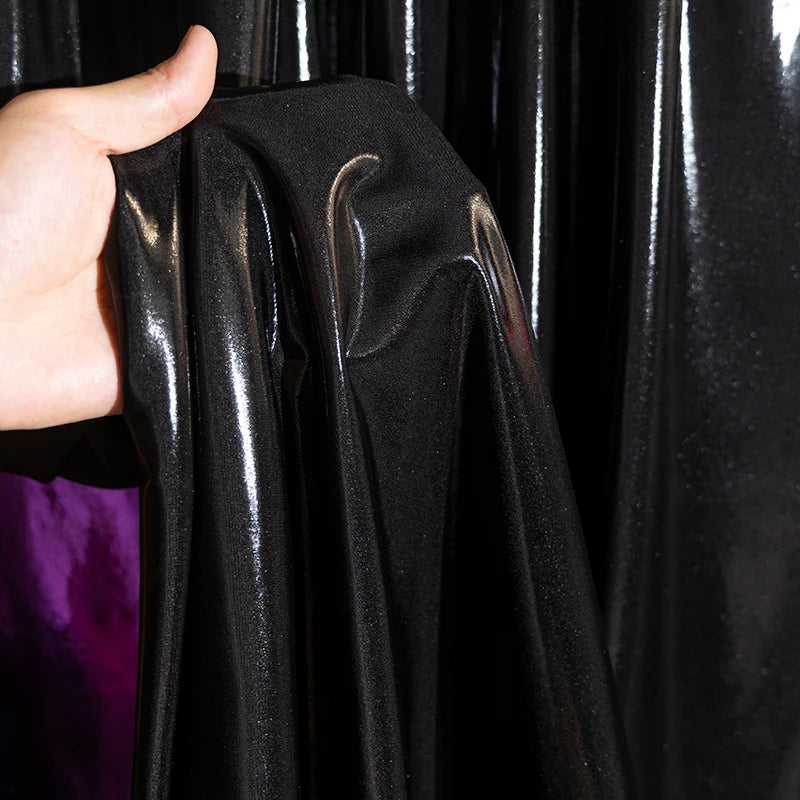 قماش معدني سائل مع نسيج لامع لامع مرن محبوك فضي عاكس تنورة حمالة فستان مصمم من القماش