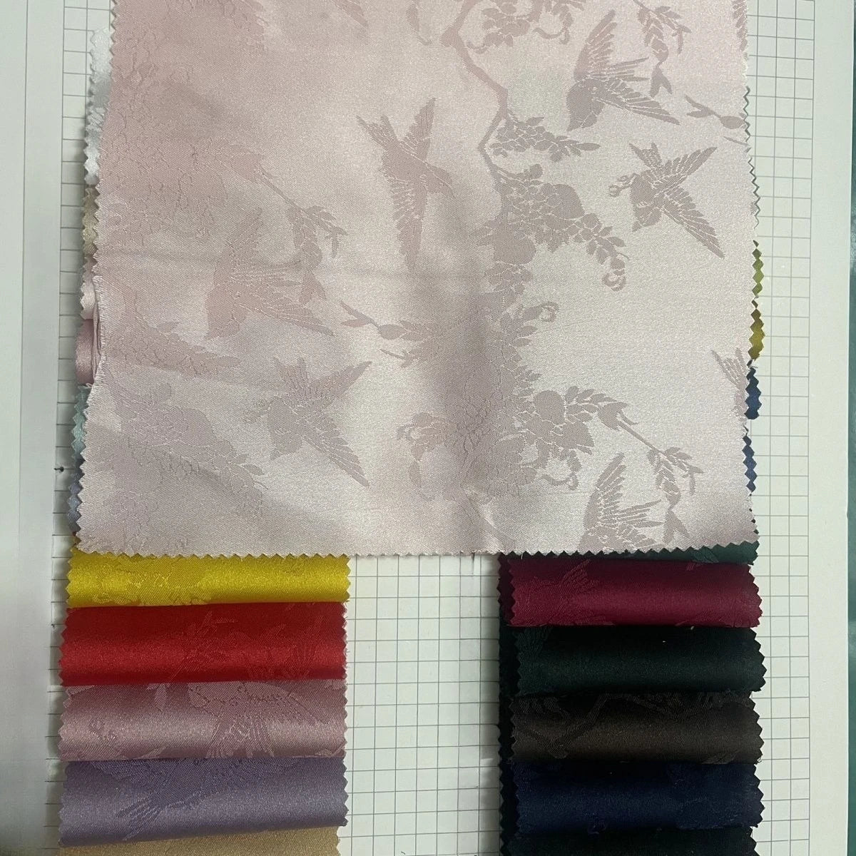 La nueva tela jacquard con estampado floral suave y brillante se puede usar para vestidos de novia, vestidos formales y ropa de bricolaje hecha a mano.