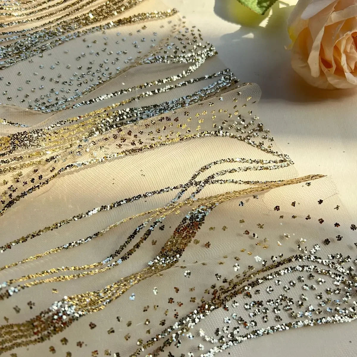 Tela de encaje con lentejuelas festoneadas y ondas de agua con cuentas de oro y diamantes para fondo de vestido de novia, decoración de cama y material de red