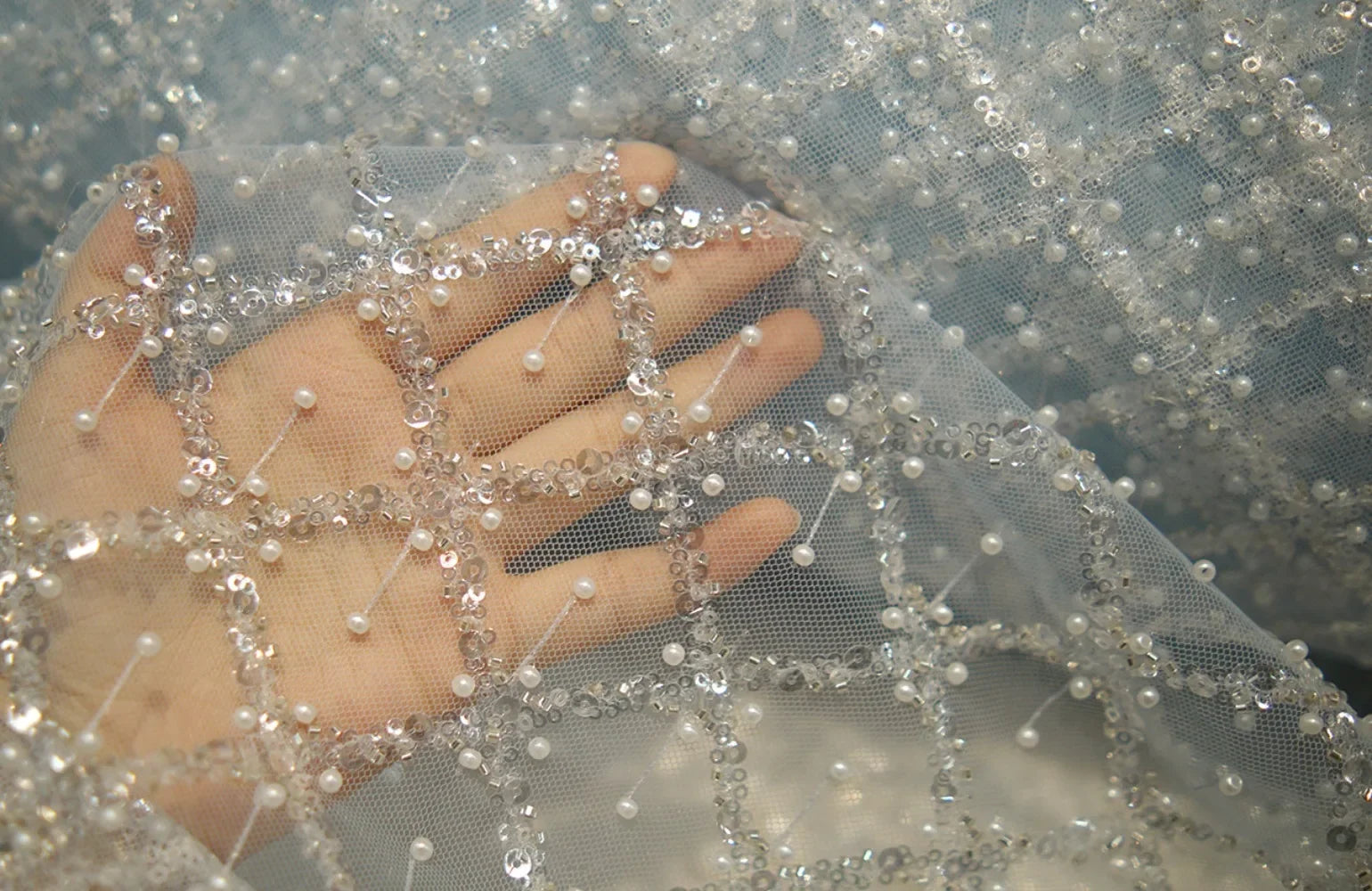 قماش شبكي من الترتر واللؤلؤ الأزرق مطرز بشبكة من التول اللامع لصنع فستان أو فستان أو ديكور مسرحي بنفسك