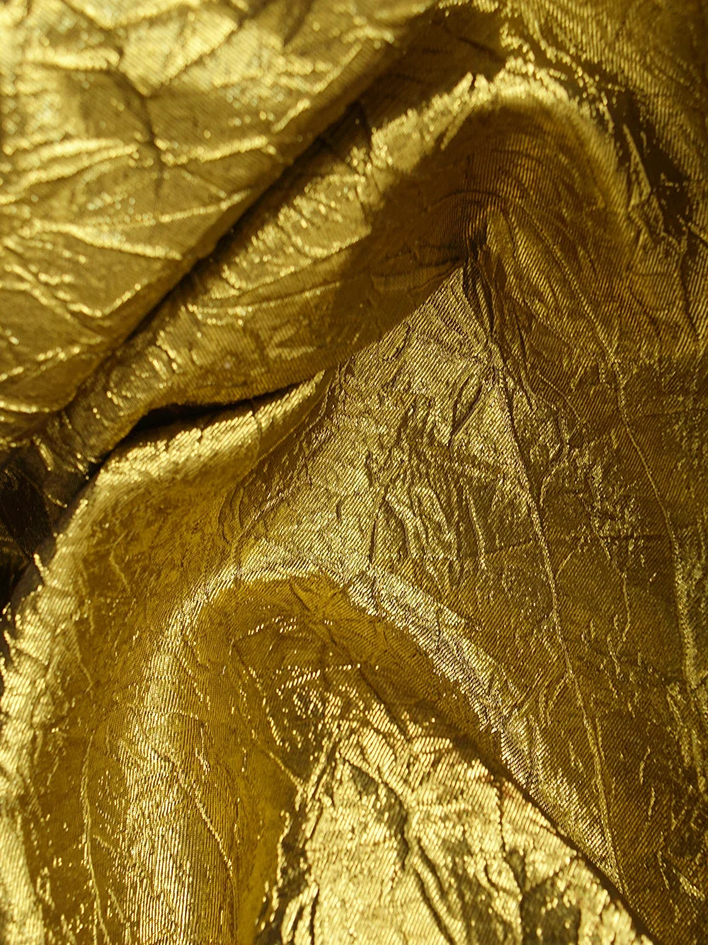 Magnífico vestido de tela plisada con relieve y purpurina dorada, tela de fondo decorativa, materiales de bricolaje hechos a mano, tela de diseñador