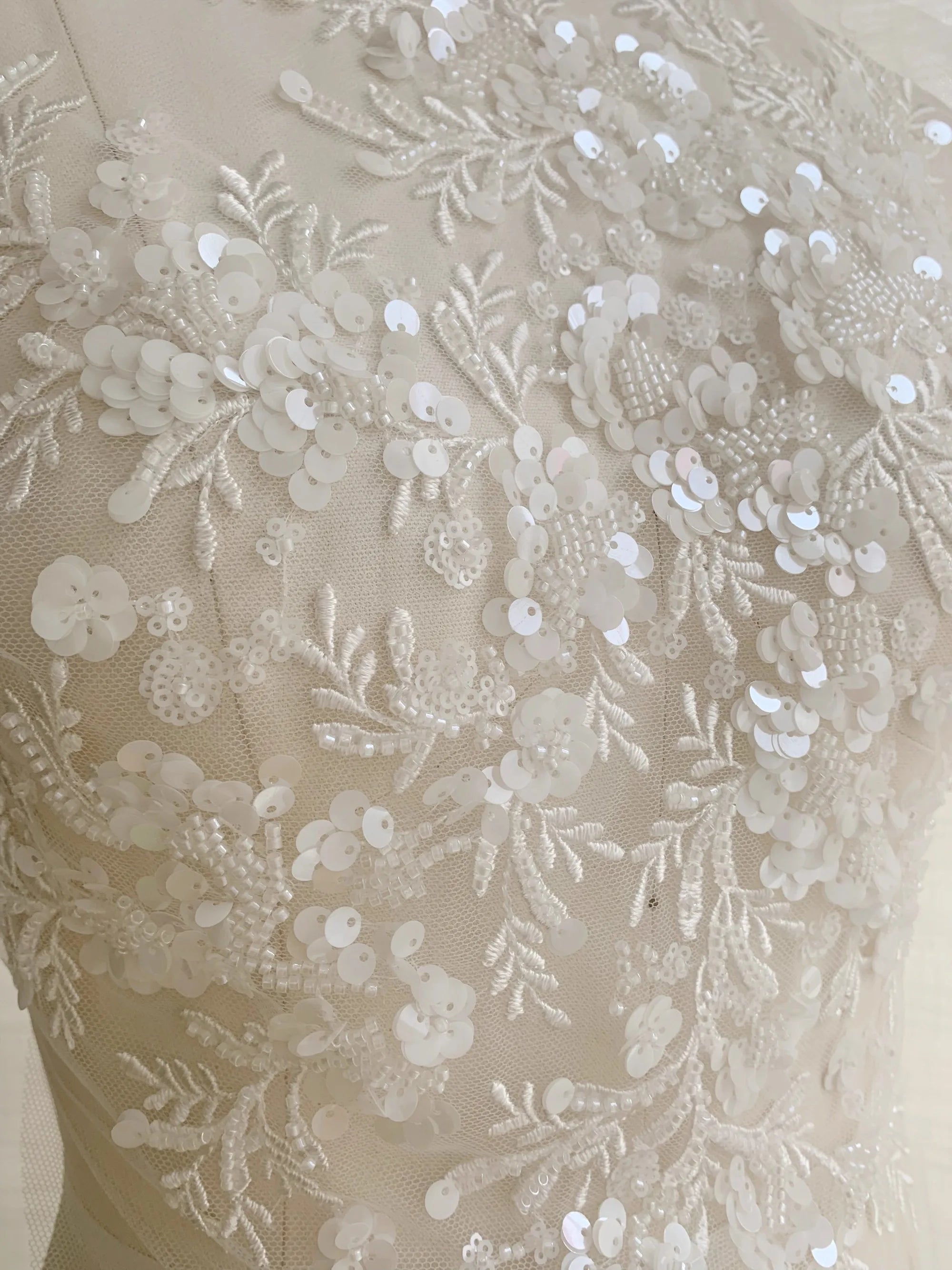 إكسسوارات الزفاف من الدانتيل الأبيض الحليبي مع خرز الأظافر والزهور والدانتيل كبير الحجم وإكسسوارات مصممة من الزهور