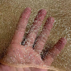 Tejido de malla de organza con hilo dorado de textura irregular: material de alta costura.