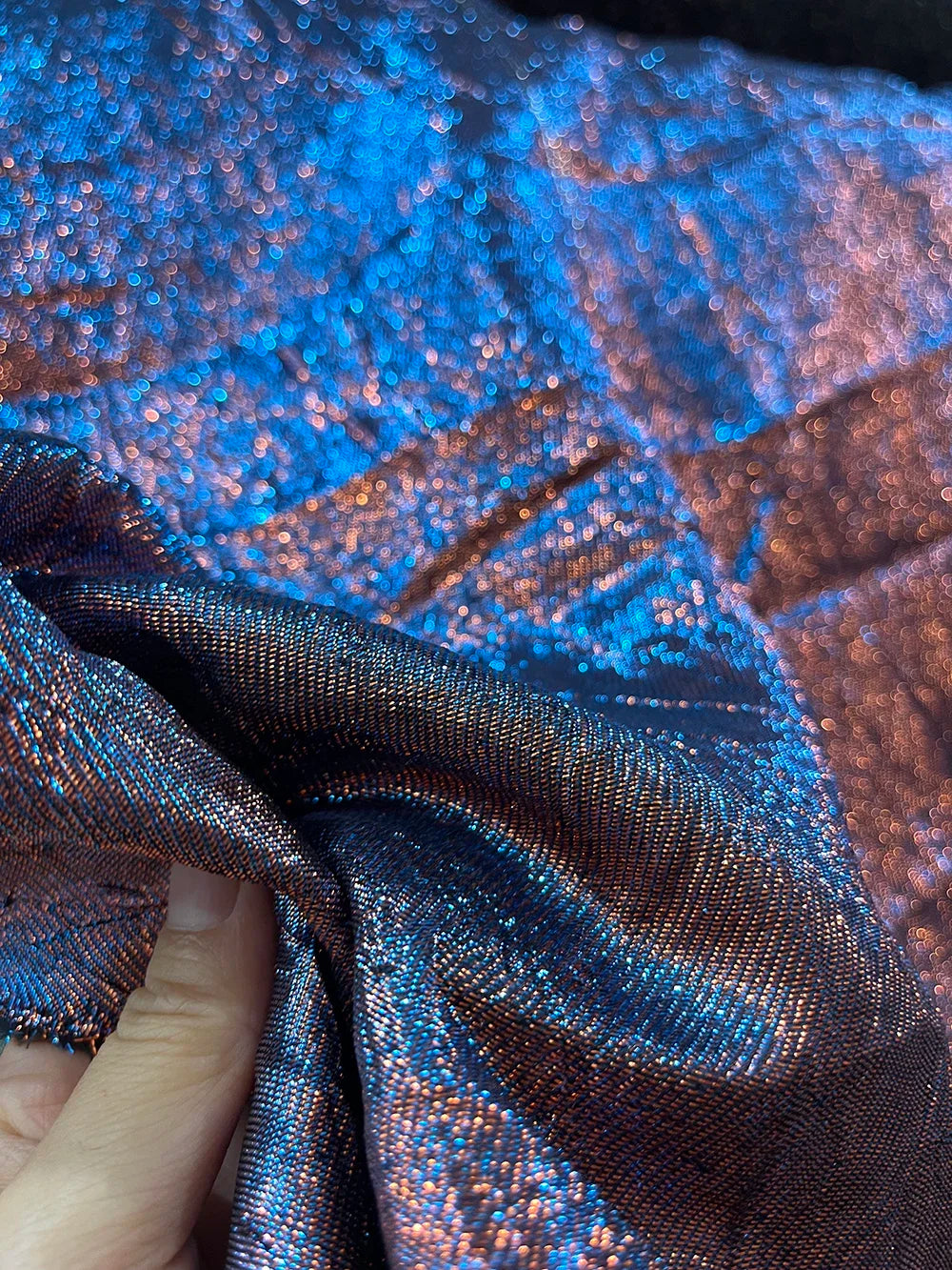 Magnífico vestido de tela plisada con relieve y purpurina dorada, tela de fondo decorativa, materiales de bricolaje hechos a mano, tela de diseñador