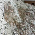 Tela de encaje de gasa de red con lentejuelas bordadas tridimensionales adecuada para vestidos de novia, vestidos formales y diseños de moda.