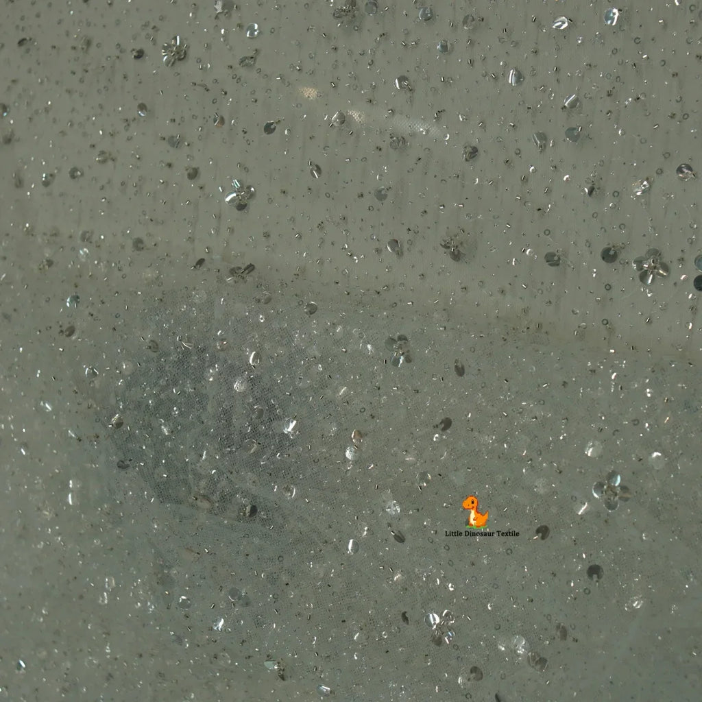 تتميز بشبكة ذهبية غير منتظمة وفريدة من نوعها تُستخدم في الحرف اليدوية وفساتين الزفاف المصممة وفساتين السهرة وأغطية الرأس والعرائس