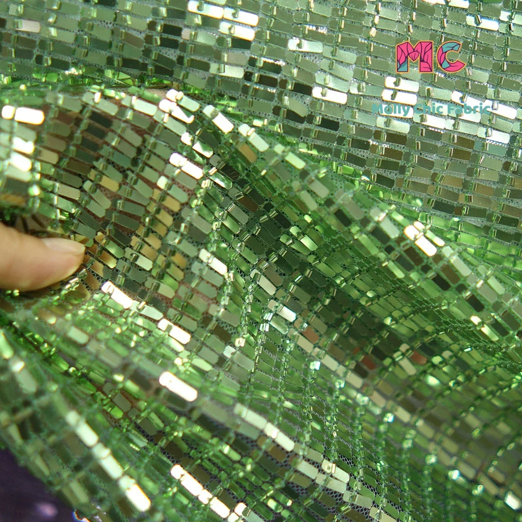 Tela de malla colgante con lentejuelas rectangulares brillantes de color verde y morado para coser vestidos de noche con tirantes y bailes.
