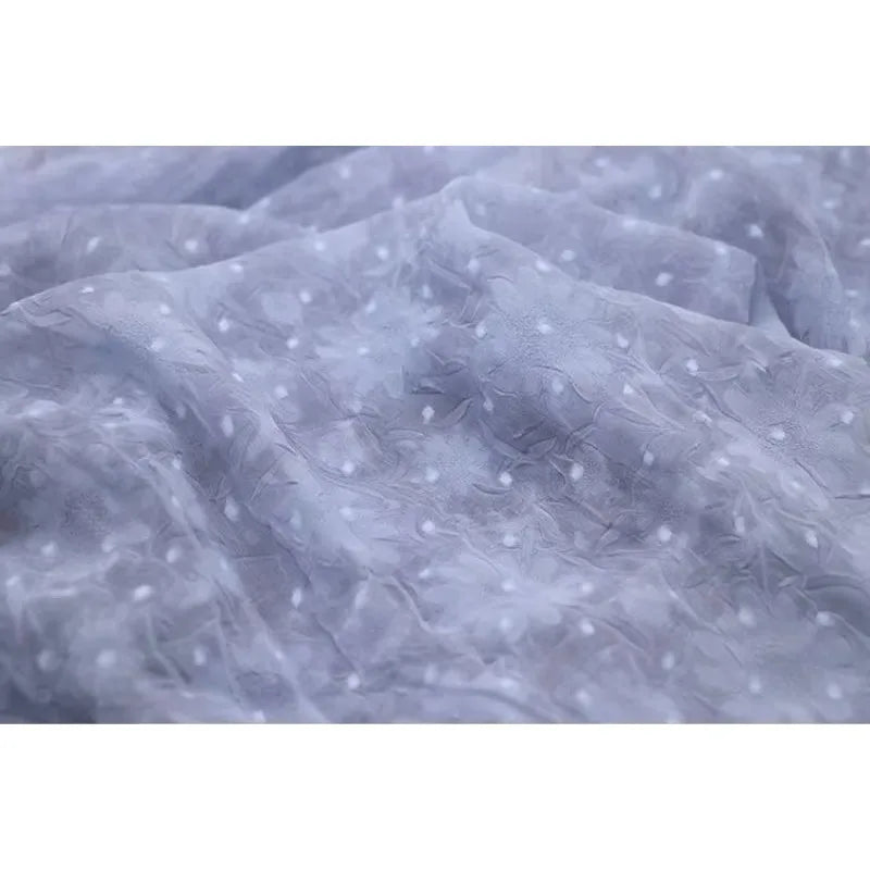 Tela de gasa jacquard con estampado de margaritas en gris claro y lunares afelpados, material floral tridimensional de verano para vestidos y blusas.