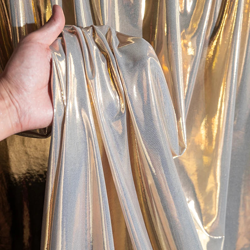 قماش معدني سائل مع نسيج لامع لامع مرن محبوك فضي عاكس تنورة حمالة فستان مصمم من القماش