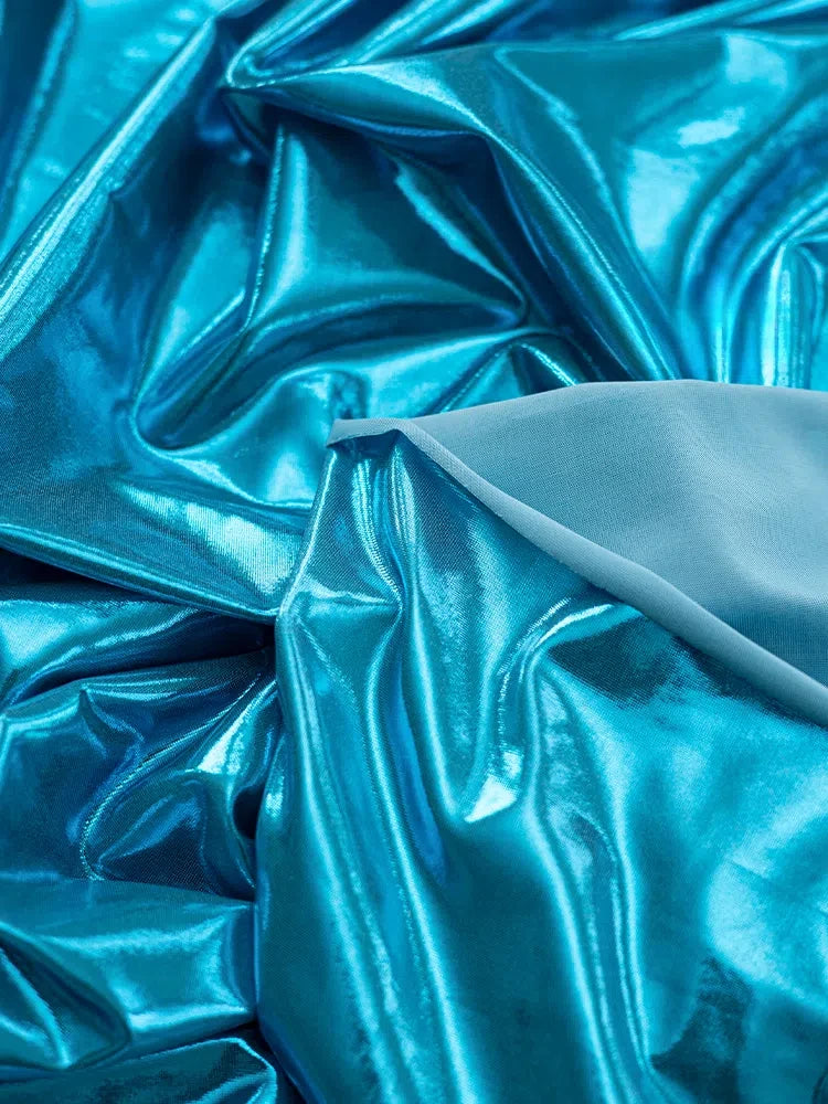 قماش معدني سائل مع نسيج لامع لامع مرن محبوك فضي عاكس تنورة حمالة فستان مصمم من القماش