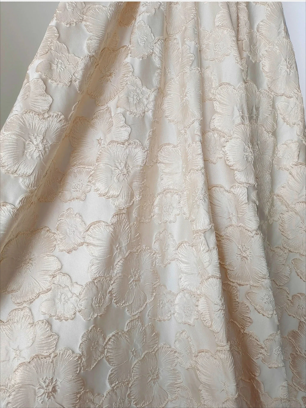 قماش جاكار زهري منقوش، مادة فاخرة وثقيلة الوزن، مناسب لفساتين الموضة الراقية، ملابس مصممة، استخدام قماش كوتور