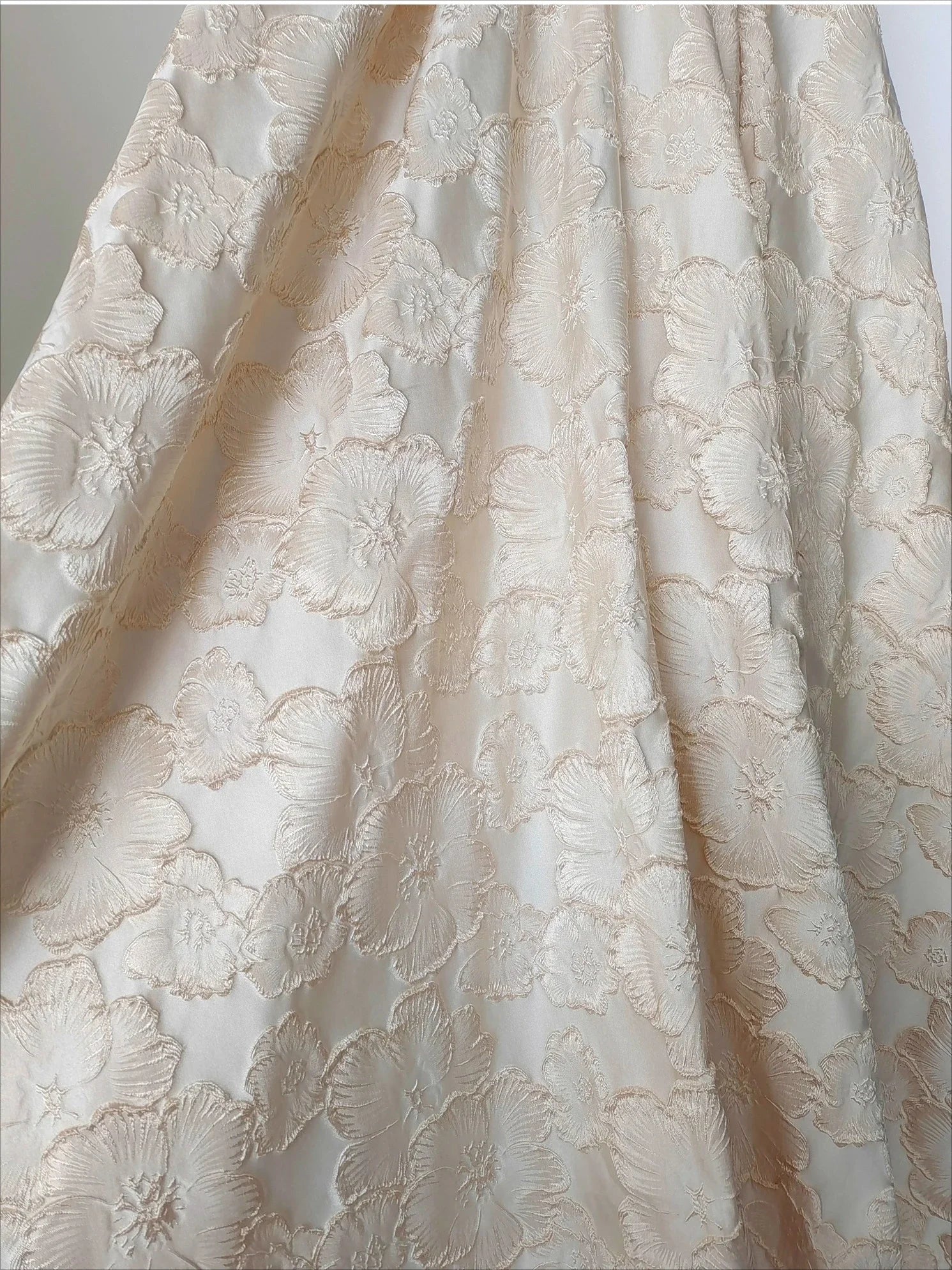 قماش جاكار زهري منقوش، مادة فاخرة وثقيلة الوزن، مناسب لفساتين الموضة الراقية، ملابس مصممة، استخدام قماش كوتور