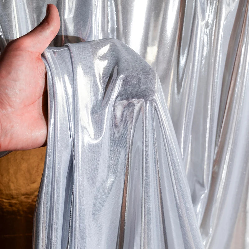 قماش معدني سائل مع نسيج لامع لامع مرن محبوك فضي عاكس تنورة حمالة فستان مصمم من القماش