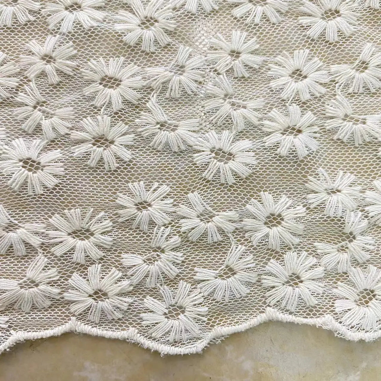 Tejido de malla de hilo de algodón soluble en agua, bordado con encaje y pequeños crisantemos florales, para prendas de vestir, parte superior e inferior.