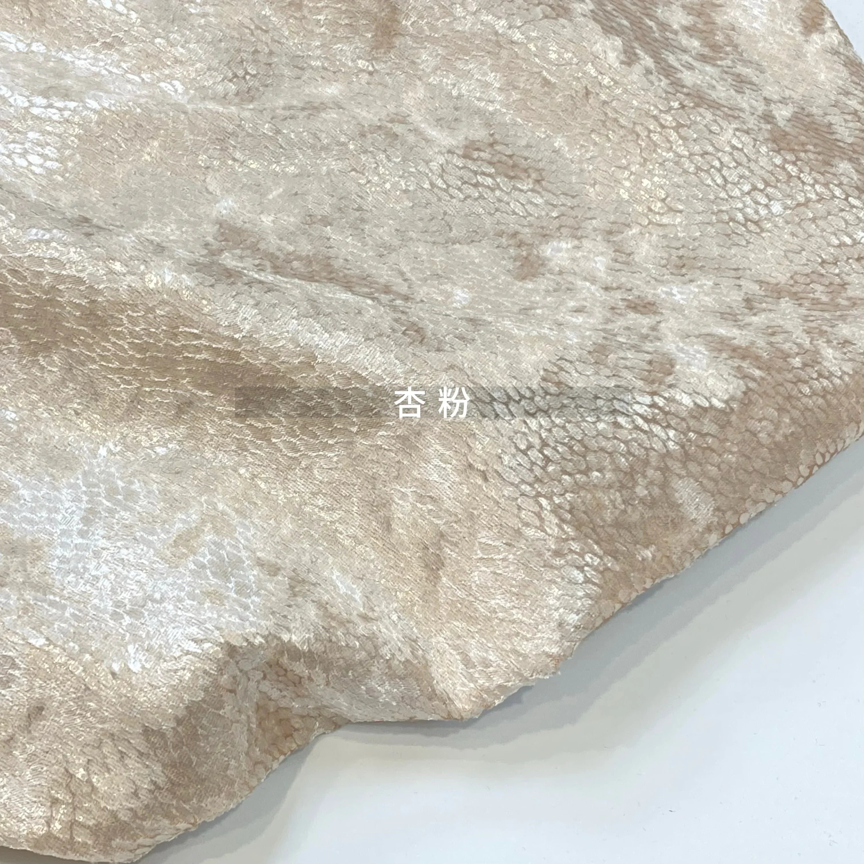 قماش مخملي لامع بنقشة جلد الثعبان - مادة مطاطية للفساتين بطول 140 سم