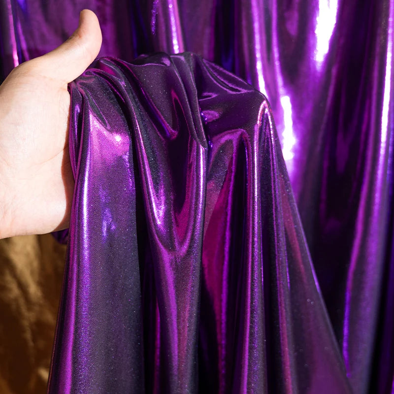 قماش معدني سائل مع نسيج لامع لامع مرن محبوك فضي عاكس تنورة حمالة فستان مصمم من القماش