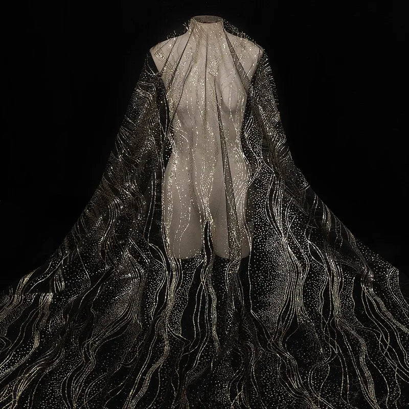 فساتين زفاف بأجنحة مشرقة مزينة بأقمشة حريرية بألوان زاهية وشبكات زينة الزفاف وأقمشة شبكية تشبه الشبكة