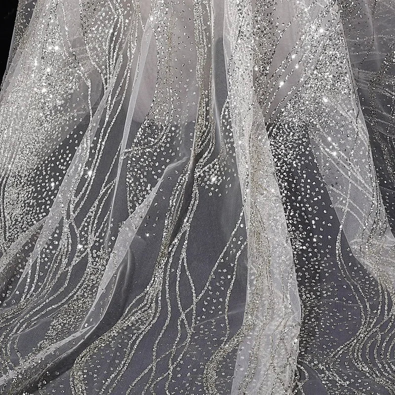 فساتين زفاف بأجنحة مشرقة مزينة بأقمشة حريرية بألوان زاهية وشبكات زينة الزفاف وأقمشة شبكية تشبه الشبكة