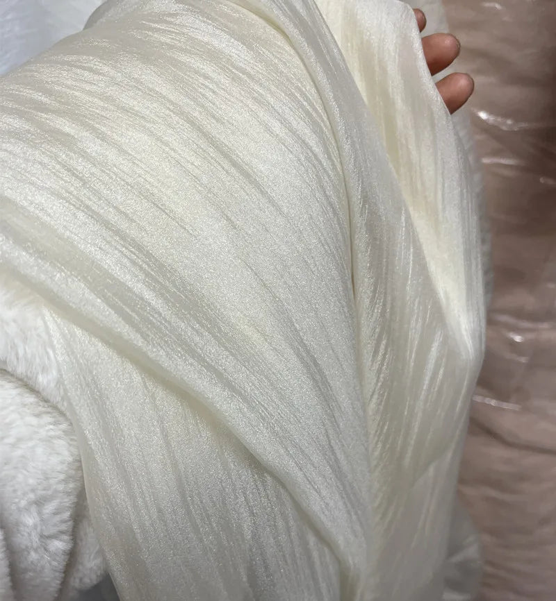 Hilo arrugado blanco champán albaricoque claro, tela fina semitransparente para hacer faldas de vestidos de novia.