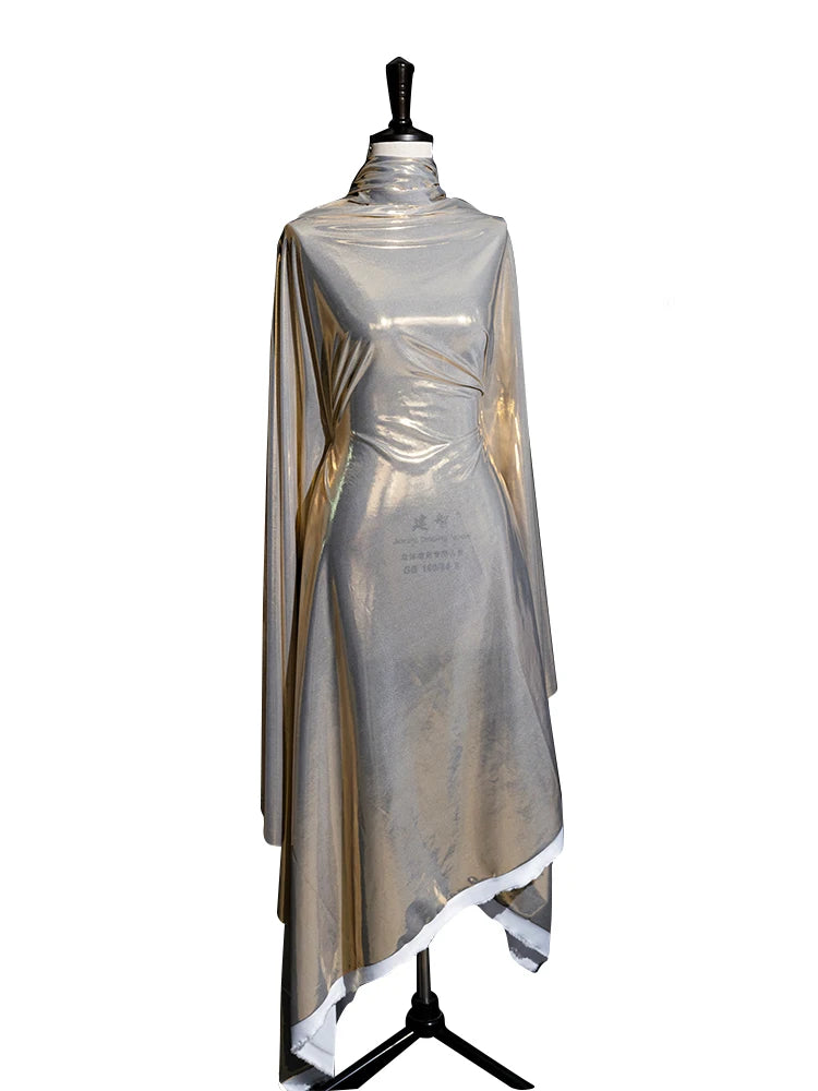 قماش معدني سائل مع نسيج لامع لامع مرن محبوك فضي عاكس تنورة حمالة فستان مصمم من القماش