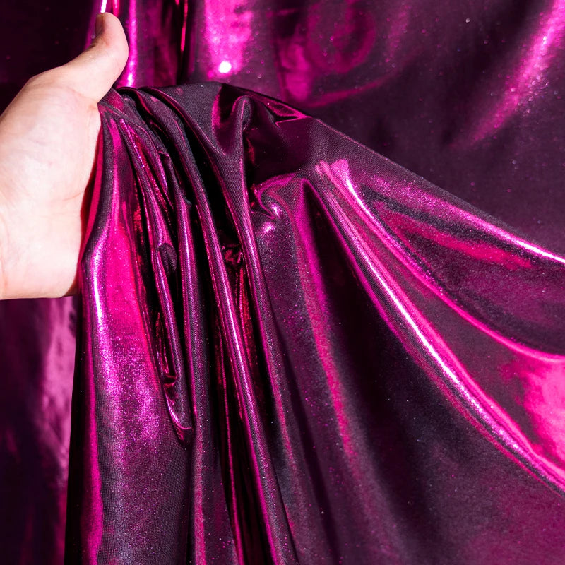 قماش معدني سائل مع نسيج لامع لامع مرن محبوك فضي عاكس تنورة حمالة فستان مصمم من القماش