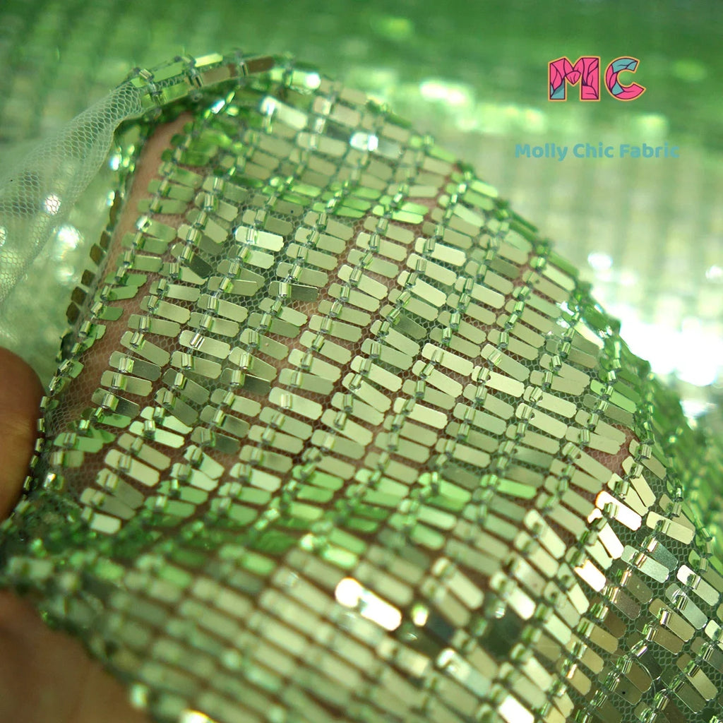 Tela de malla colgante con lentejuelas rectangulares brillantes de color verde y morado para coser vestidos de noche con tirantes y bailes.