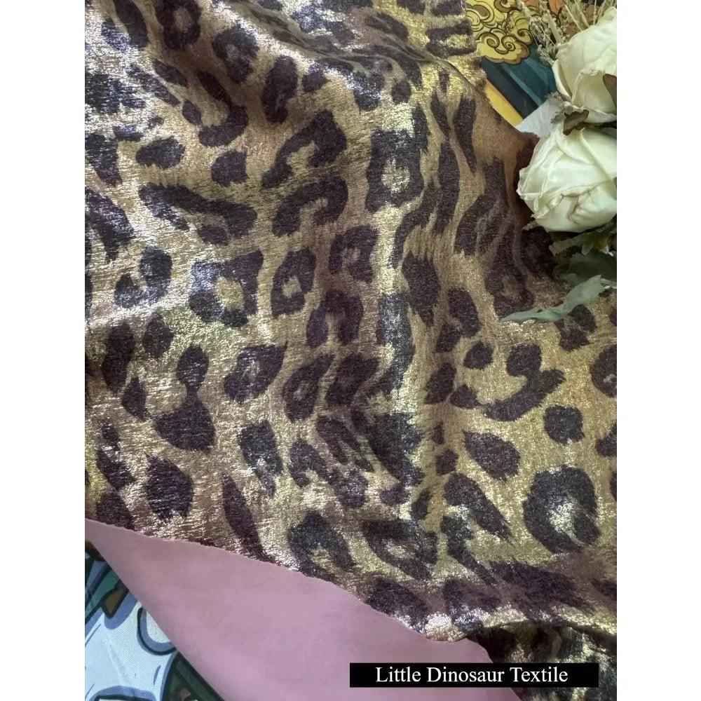 فستان لامع من جلد الفهد باللونين الذهبي والفضي، ملابس أداء أنيقة، أقمشة مصممة، أقمشة لمشهد الزفاف