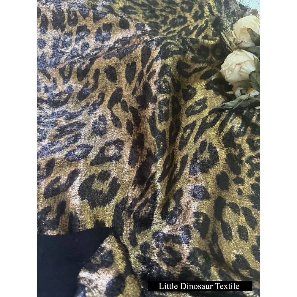 فستان لامع من جلد الفهد باللونين الذهبي والفضي، ملابس أداء أنيقة، أقمشة مصممة، أقمشة لمشهد الزفاف