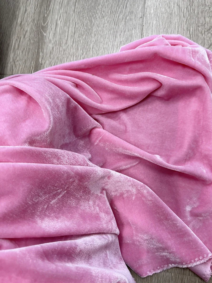 قماش مخملي وردي فاتح داكن بلمسة نهائية ناعمة لامعة، فستان زفاف أنيق، تنجيد فاخر، مادة خياطة حرفية، ملابس