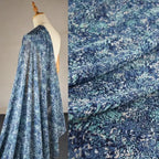 قميص فستان أنيق مصنوع يدويًا من قماش شيفون مطبوع عليه زهور تجريدية باللون الأزرق والأخضر ولؤلؤي وشفاف قليلاً بنمط صغير