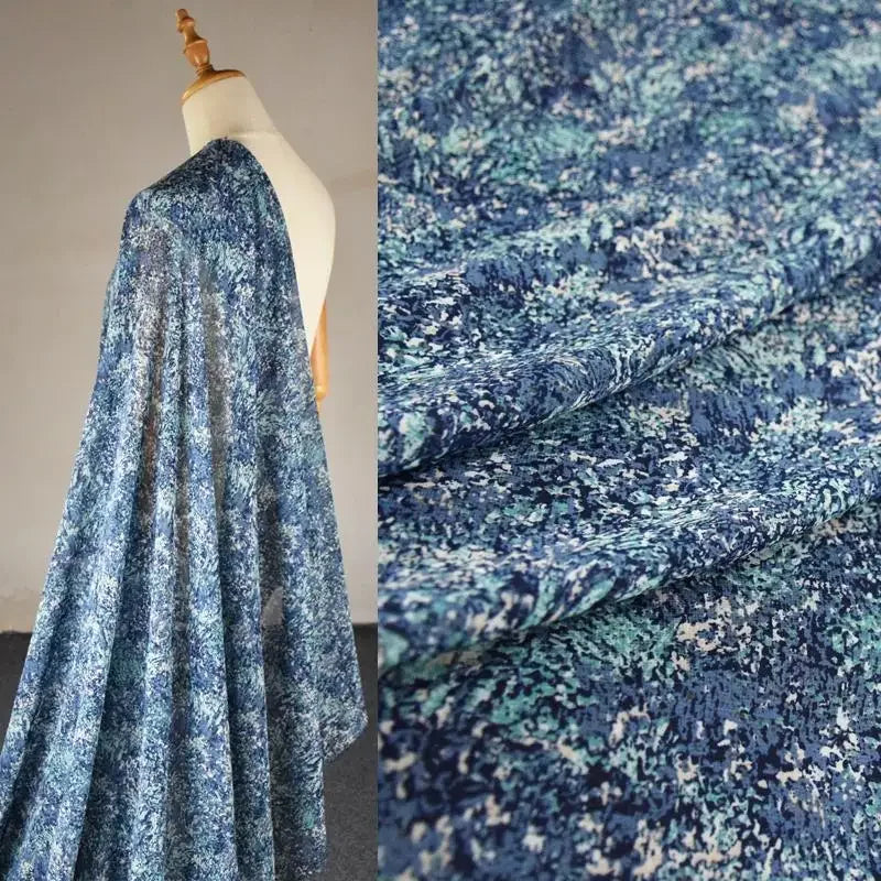 قميص فستان أنيق مصنوع يدويًا من قماش شيفون مطبوع عليه زهور تجريدية باللون الأزرق والأخضر ولؤلؤي وشفاف قليلاً بنمط صغير