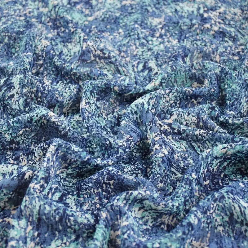 قميص فستان أنيق مصنوع يدويًا من قماش شيفون مطبوع عليه زهور تجريدية باللون الأزرق والأخضر ولؤلؤي وشفاف قليلاً بنمط صغير