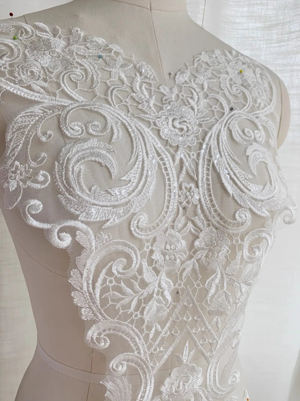 Accesorio de costura de encaje para boda con cuello de corazón de melocotón bordado con lentejuelas de patrón blanco de 71 x 30 cm