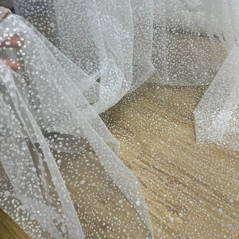 فستان زفاف من قماش حرير شبكي من قماش مصمم من الذهب والفضة والترتر باللون الأبيض