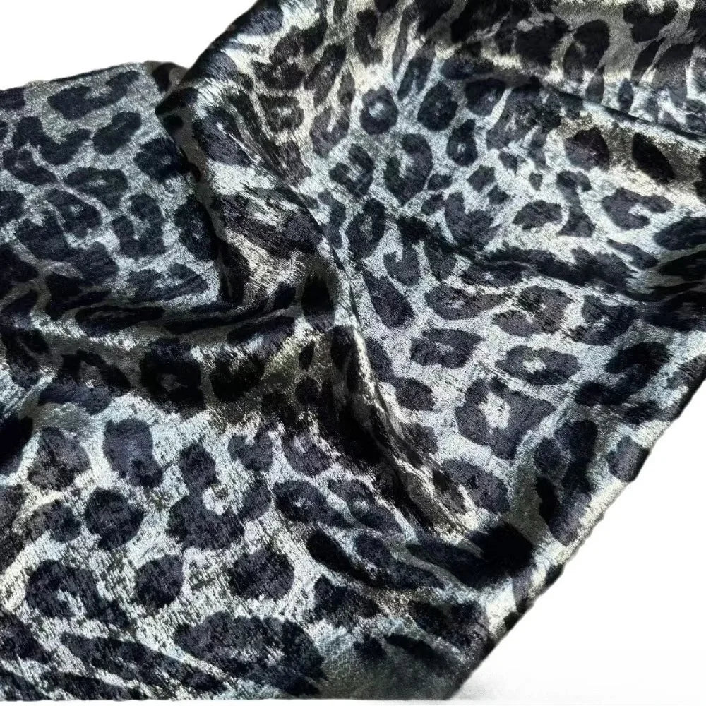 فستان لامع من جلد الفهد باللونين الذهبي والفضي، ملابس أداء أنيقة، أقمشة مصممة، أقمشة لمشهد الزفاف