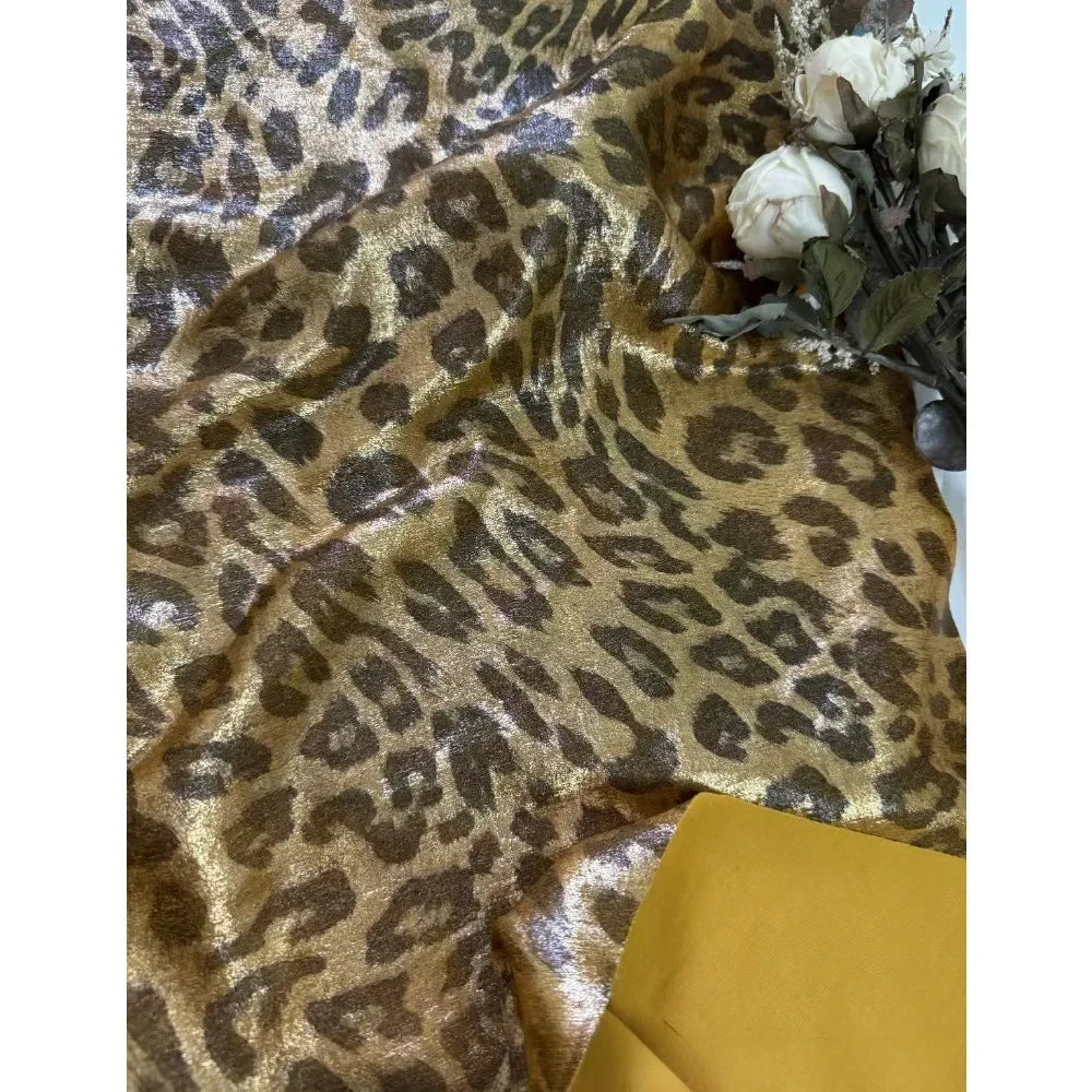 فستان لامع من جلد الفهد باللونين الذهبي والفضي، ملابس أداء أنيقة، أقمشة مصممة، أقمشة لمشهد الزفاف