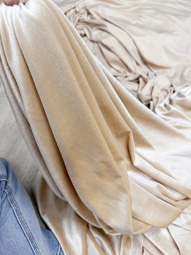 قماش مخملي وردي فاتح داكن بلمسة نهائية ناعمة لامعة، فستان زفاف أنيق، تنجيد فاخر، مادة خياطة حرفية، ملابس