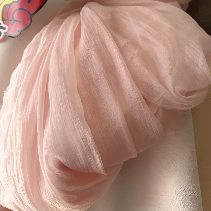 Hilo arrugado blanco champán albaricoque claro, tela fina semitransparente para hacer faldas de vestidos de novia.