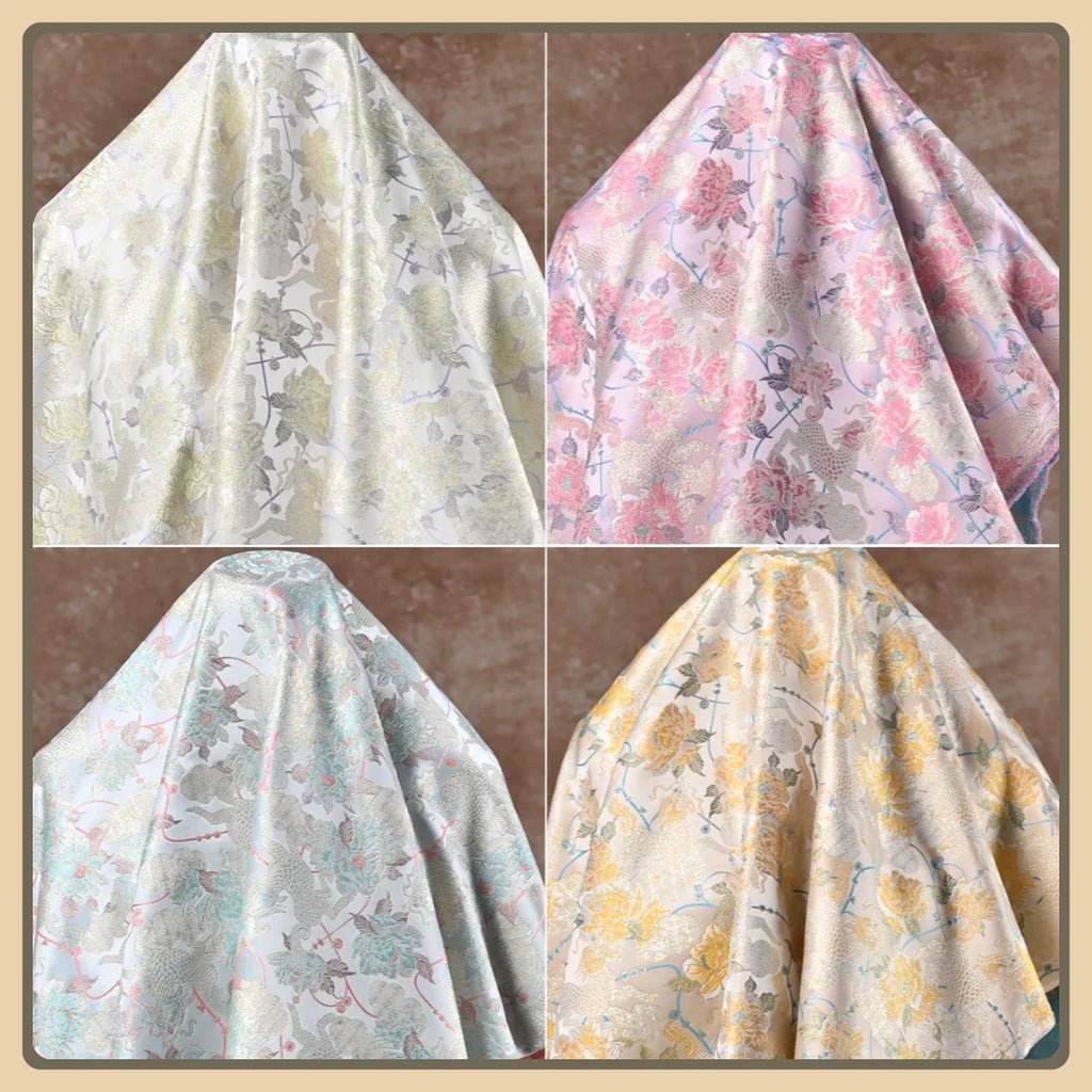 Tejido jacquard de satén ligero de doble cara con flores para prendas creativas de estilo retro y prendas de lujo.