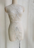 إكسسوارات الزفاف من الدانتيل الأبيض الحليبي مع خرز الأظافر والزهور والدانتيل كبير الحجم وإكسسوارات مصممة من الزهور