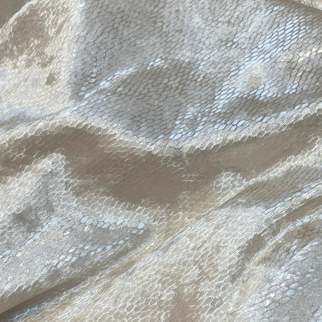 قماش مخملي لامع بنقشة جلد الثعبان - مادة مطاطية للفساتين بطول 140 سم