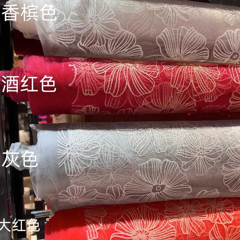 فستان زفاف فاخر من الشمبانيا مع وعاء ساخن من الزهور الذهبية اللامعة ومسحوق شبكي وديكور فستان الأداء وإكسسوارات شبكية من القماش