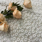 Tejido de malla de hilo de algodón soluble en agua, bordado con encaje y pequeños crisantemos florales, para prendas de vestir, parte superior e inferior.